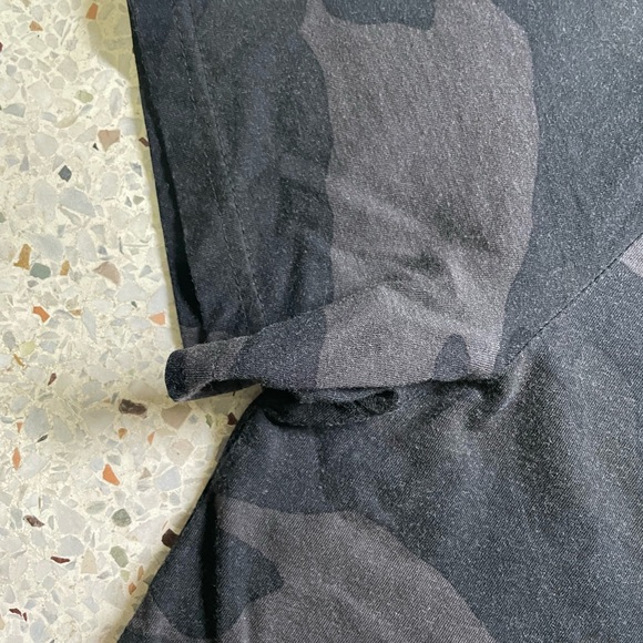 Hollister Co. California Skull and Roses Camo Tee. - Picture 5 of 6